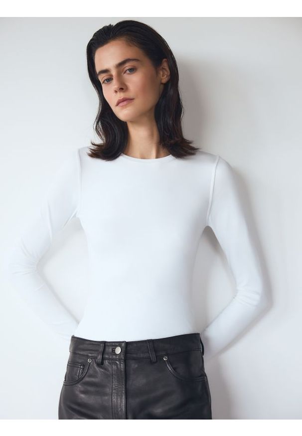 Reserved - Gładki longsleeve - biały. Kolor: biały. Materiał: dzianina. Długość rękawa: długi rękaw. Wzór: gładki