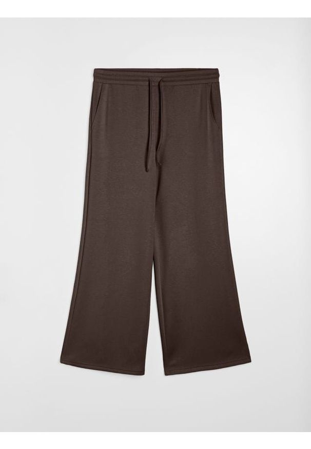 Sinsay - Spodnie wide leg z kieszeniami i domieszką wiskozy, soft touch - brązowy. Kolor: brązowy