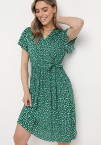 Born2be - Zielona Sukienka z Wiskozy z Kopertowym Dekoltem i Gumką w Talii Moanalise. Kolor: zielony. Materiał: wiskoza. Sezon: lato. Typ sukienki: kopertowe #3