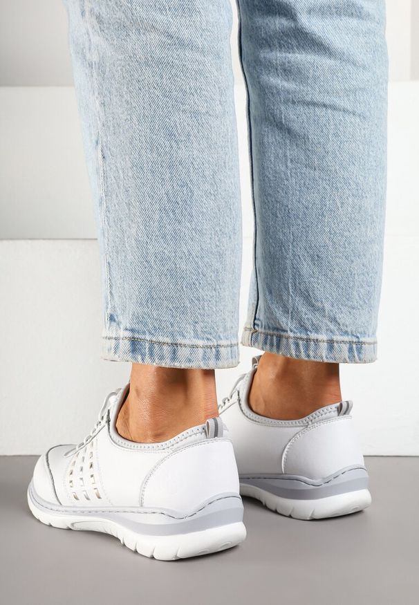 Born2be - Białe Sneakersy ze Skóry Naturalnej z Metalicznym Zdobieniem Anovis. Okazja: na co dzień. Zapięcie: bez zapięcia. Kolor: biały. Materiał: skóra. Wzór: aplikacja. Obcas: na płaskiej podeszwie