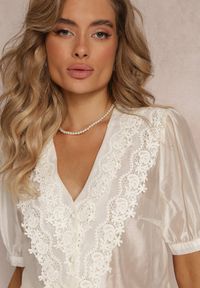 Renee - Jasnobeżowa Bluzka z Koronkowym Dekoltem Amrina. Kolor: beżowy. Materiał: koronka. Długość rękawa: krótki rękaw. Długość: krótkie #4