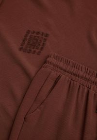 Renee - Brązowy Komplet Oversize z Dużą Zawartością Wiskozy Bluzka z Haftem i Spodnie Lenise. Kolor: brązowy. Materiał: wiskoza. Wzór: haft #3