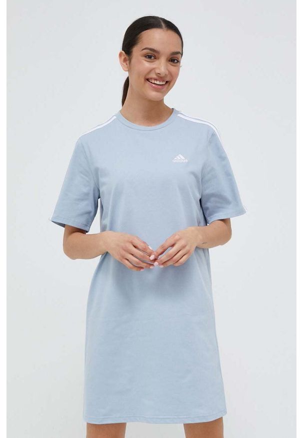 Adidas - adidas sukienka bawełniana kolor niebieski mini prosta. Kolor: niebieski. Materiał: bawełna. Długość rękawa: krótki rękaw. Wzór: aplikacja. Typ sukienki: proste. Styl: klasyczny. Długość: mini