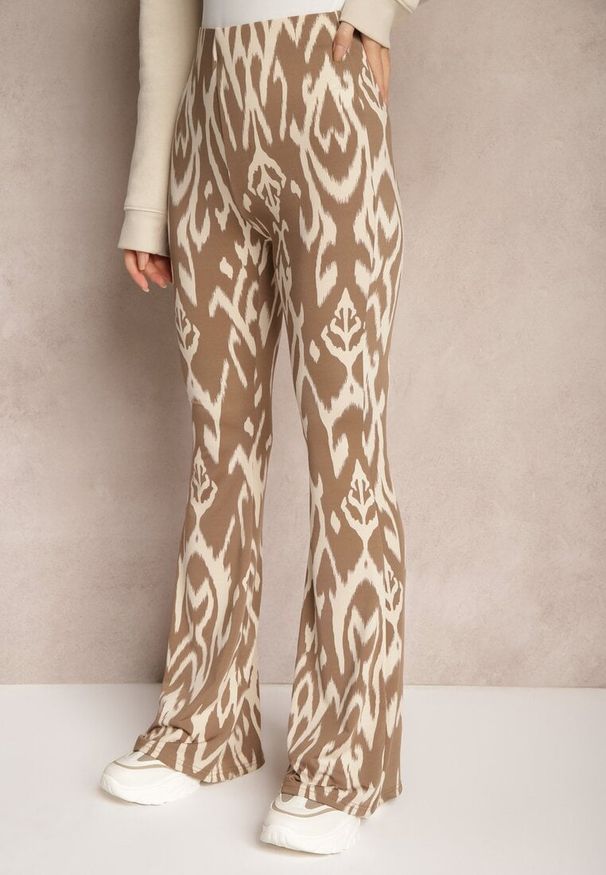 Renee - Brązowe Spodnie o Kroju Dzwonów High Waist z Gumką w Talii Zaianna. Okazja: na co dzień. Stan: podwyższony. Kolor: brązowy. Materiał: wiskoza. Styl: klasyczny, casual, elegancki