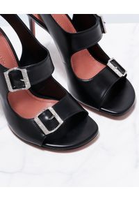AMINA MUADDI - Czarne sandały na szpilce Millie. Zapięcie: klamry. Kolor: czarny. Materiał: guma. Obcas: na szpilce. Wysokość obcasa: średni #4