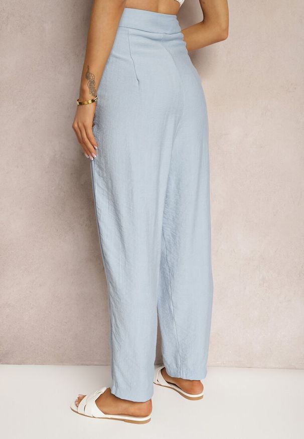 Renee - Niebieskie Spodnie Typu High Waist Ozdobione Cyrkoniami Sajara. Okazja: na co dzień. Stan: podwyższony. Kolor: niebieski. Materiał: tkanina. Wzór: aplikacja. Sezon: lato. Styl: casual, elegancki
