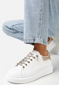 Born2be - Biało-Złote Sneakersy Naimasa. Nosek buta: okrągły. Kolor: biały. Materiał: skóra ekologiczna. Szerokość cholewki: normalna. Wzór: gładki, jednolity