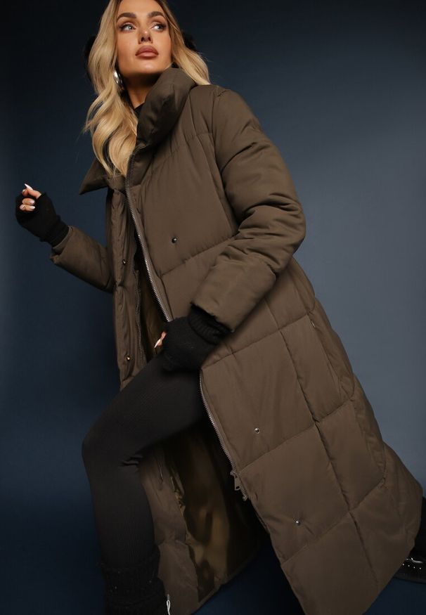 Renee - Ciemnozielona Długa Kurtka Pikowana Płaszcz z Paskiem Adellesstta. Kolor: zielony. Długość: długie. Wzór: aplikacja. Styl: elegancki