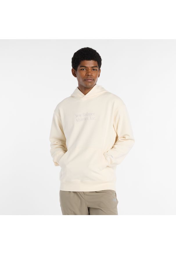 Bluza męska New Balance MT53925PEF – beżowa. Typ kołnierza: kaptur. Kolor: beżowy. Materiał: bawełna, dresówka, materiał. Wzór: aplikacja