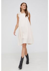 Answear Lab sukienka kolor beżowy mini rozkloszowana. Kolor: beżowy. Materiał: tkanina. Długość rękawa: na ramiączkach. Styl: wakacyjny. Długość: mini #5