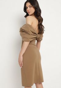 Born2be - Brązowa Taliowana Sukienka Dopasowana z Odsłoniętymi Ramionami i Drapowaniem Palamiria. Okazja: na randkę, na imprezę. Kolor: brązowy #2