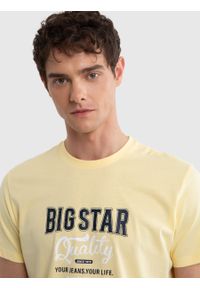 Big-Star - Koszulka męska z nadrukiem żółta Immanuer 200. Okazja: na co dzień. Kolor: żółty. Materiał: jeans, bawełna, skóra. Wzór: nadruk. Sezon: lato. Styl: casual, elegancki