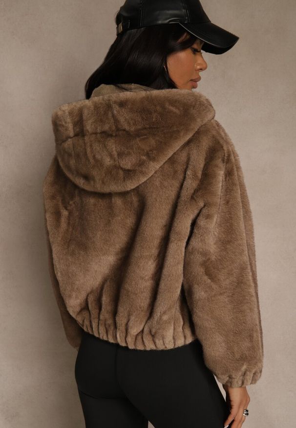 Renee - Jasnobrązowa Kurtka Futerko o Kroju Bomberki z Kapturem i Imitacją Kieszeni Awedana. Okazja: na co dzień. Typ kołnierza: kaptur. Kolor: brązowy. Materiał: futro. Wzór: gładki. Styl: casual, elegancki