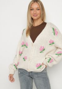 Born2be - Jasnobeżowy Kardigan Oversize z Domieszką Wełny w Kwiatowy Wzór Nelenea. Okazja: na co dzień. Typ kołnierza: dekolt w serek. Kolor: beżowy. Materiał: wełna. Wzór: kwiaty. Styl: casual #4