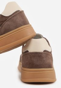 Renee - Ciemnobrązowe Sneakersy ze Skóry Naturalnej z Geometrycznym Wzorem Zetisius. Okazja: na co dzień. Kolor: brązowy. Materiał: skóra. Wzór: geometria #4