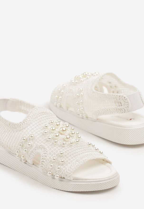 Born2be - Białe Siateczkowe Sandały Ozdobione Perłami Lisannea. Okazja: na co dzień. Kolor: biały. Wzór: aplikacja. Sezon: lato. Styl: boho, elegancki, casual