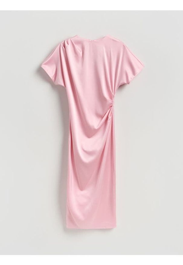 Reserved - Sukienka midi z drapowaniem - różowy. Kolor: różowy. Materiał: tkanina. Typ sukienki: proste. Długość: midi