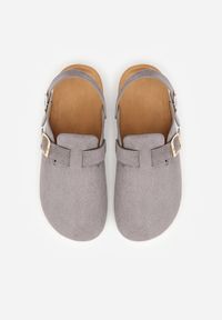 Born2be - Szare Sandały w Stylu Chodaków Ozdobione Klamrami Qyrraya. Okazja: na co dzień. Zapięcie: klamry. Kolor: szary. Materiał: jeans. Wzór: aplikacja. Sezon: lato. Styl: casual, elegancki #6