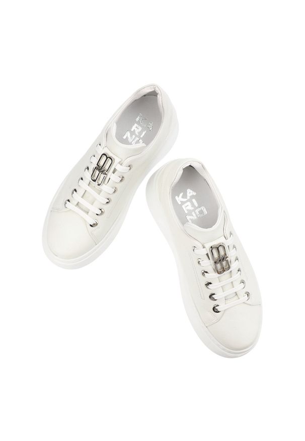 Białe Sneakersy Karino Modne Obuwie Damskie. Okazja: na co dzień. Zapięcie: zamek. Kolor: biały. Materiał: skóra. Styl: klasyczny, elegancki, casual