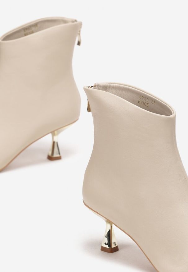 Renee - Beżowe Botki na Kaczuszce z Metalicznym Efektem Nechal. Okazja: na co dzień. Kolor: beżowy. Obcas: na szpilce. Styl: elegancki, casual. Wysokość obcasa: średni