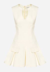 Born2be - Żółta Rozkloszowana Sukienka z Wycięciem przy Dekolcie Atarinea. Okazja: na co dzień. Kolor: żółty. Wzór: aplikacja. Typ sukienki: proste. Styl: casual #3