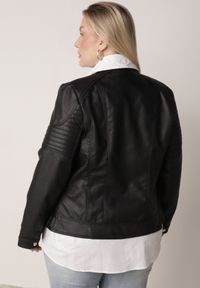 Born2be - Czarna Kurtka Ramoneska o Taliowanym Kroju ze Stójką na Nap Lissae. Okazja: na co dzień. Typ kołnierza: kołnierzyk stójkowy. Kolekcja: plus size. Kolor: czarny. Materiał: jeans. Styl: elegancki, casual, klasyczny #8