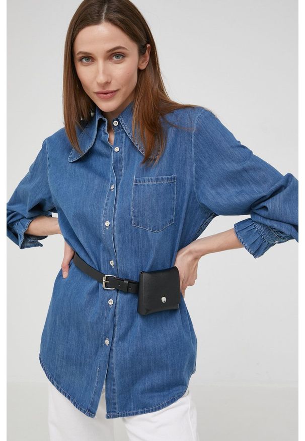 Answear Lab koszula jeansowa damska relaxed z kołnierzykiem klasycznym. Typ kołnierza: kołnierzyk klasyczny. Kolor: niebieski. Materiał: jeans. Długość rękawa: długi rękaw. Długość: długie. Styl: wakacyjny, klasyczny