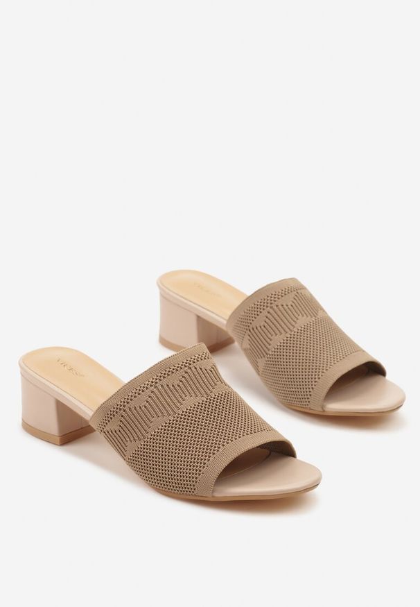 Renee - Ciemnobeżowe Klapki na Słupku Vices z Plecioną Cholewką Linarrea. Okazja: na co dzień. Kolor: beżowy. Sezon: wiosna. Obcas: na słupku. Styl: casual, elegancki. Wysokość obcasa: średni