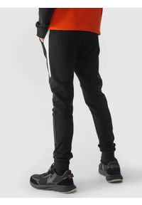 4F JUNIOR - Spodnie dresowe joggery chłopięce - czarne. Okazja: na co dzień. Kolor: czarny. Materiał: dresówka. Wzór: ze splotem, gładki. Styl: casual, sportowy