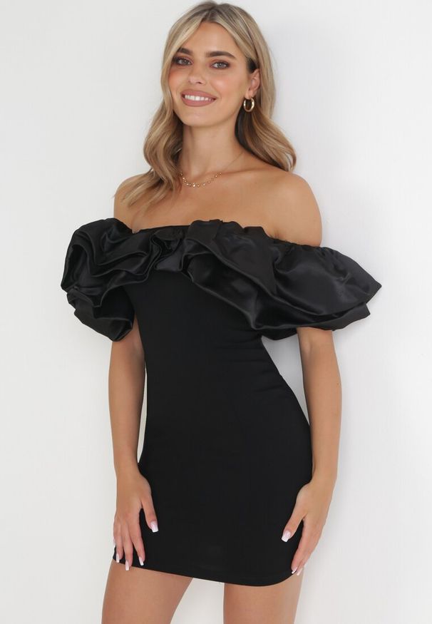 Born2be - Czarna Sukienka Dopasowana z Falbanami Acore. Okazja: na imprezę. Kolor: czarny. Styl: elegancki
