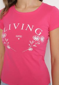 Born2be - Fuksjowy Bawełniany T-shirt z Napisem Living i Nadrukiem Commea. Okazja: na co dzień. Kolor: różowy. Materiał: bawełna. Wzór: napisy, nadruk. Styl: elegancki, casual #3
