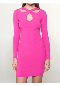 Sinsay - Prążkowana sukienka mini z długim rękawem i wycięciem przy dekolcie - różowy. Kolor: różowy. Materiał: prążkowany. Długość rękawa: długi rękaw. Długość: mini #1