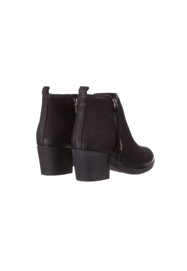 Botki Bayla-161 077-30431 Black Nubuck, Czarny, Skóra naturalna. Okazja: na co dzień. Zapięcie: zamek. Kolor: czarny. Materiał: skóra. Szerokość cholewki: normalna. Obcas: na obcasie. Styl: elegancki, casual. Wysokość obcasa: średni