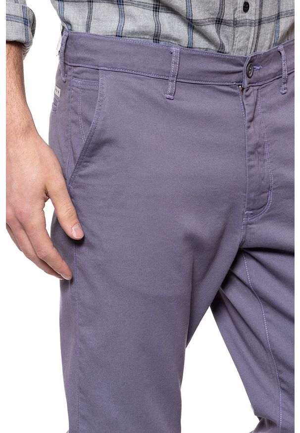 Wrangler - WRANGLER SPODNIE MĘSKIE CHINO CADET PURPLE W16LR333P 112127316. Materiał: materiał