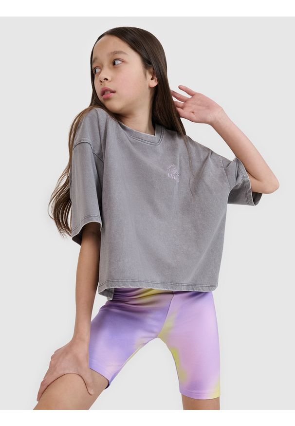 4f - 4F T-shirt oversize crop top z nadrukiem dziewczęcy - szary 122 (6-7 lat). Okazja: na co dzień. Kolor: szary. Materiał: bawełna, materiał, jersey. Długość rękawa: krótki rękaw. Długość: krótkie. Wzór: nadruk. Sezon: lato. Styl: sportowy, młodzieżowy, casual, elegancki, wakacyjny