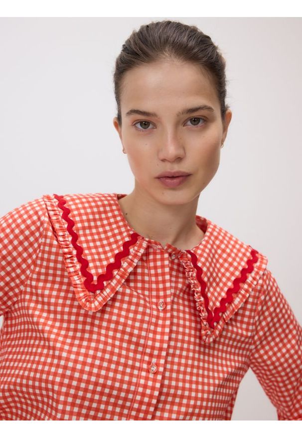 Reserved - Koszula z ozdobnym kołnierzem - czerwony. Kolor: czerwony. Materiał: bawełna, tkanina