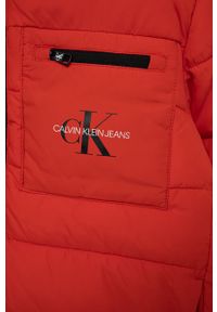 Calvin Klein Jeans Kurtka dziecięca kolor czerwony. Okazja: na co dzień. Typ kołnierza: kaptur. Kolor: czerwony. Styl: casual