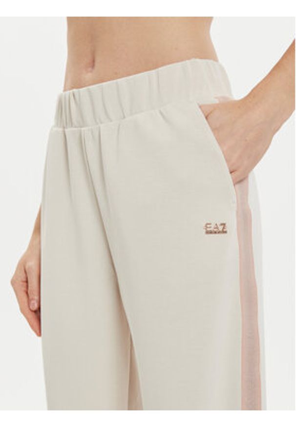 EA7 Emporio Armani Spodnie dresowe 6DTP74 TJZBZ 1120 Beżowy Regular Fit. Kolor: beżowy. Materiał: syntetyk