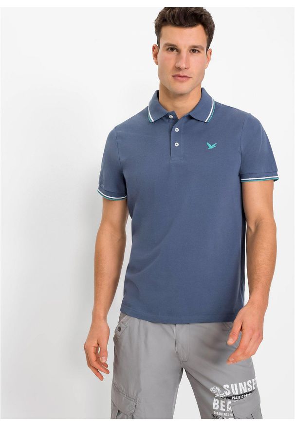 bonprix - Koszulka polo z czystej bawełny organicznej piqué. Typ kołnierza: polo. Kolor: niebieski. Materiał: bawełna. Długość rękawa: krótki rękaw. Długość: krótkie. Wzór: nadruk. Styl: sportowy