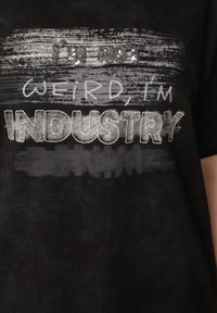 Born2be - Czarny T-shirt z Bawełny o Kroju Oversize z Napisem Orinvyra. Okazja: na co dzień, na spotkanie biznesowe, do pracy. Kolor: czarny. Materiał: bawełna. Wzór: napisy. Styl: biznesowy, casual, elegancki #4