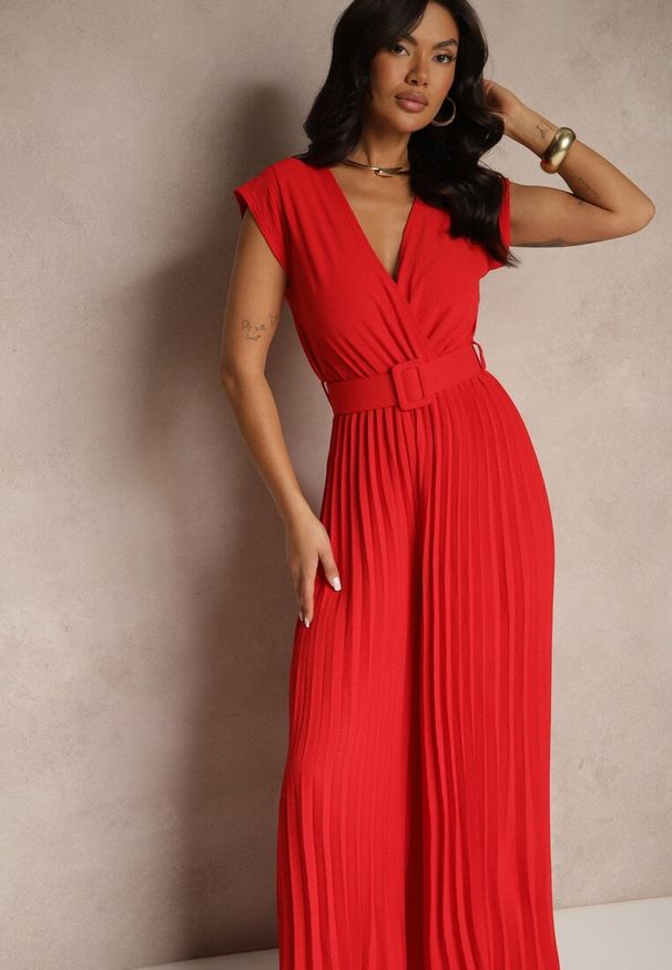 Renee - Czerwony Kopertowy Kombinezon Wide Leg Zdobiony Plisami i Paskiem z Klamrą Salirella. Okazja: na co dzień. Kolor: czerwony. Wzór: aplikacja. Styl: elegancki, casual