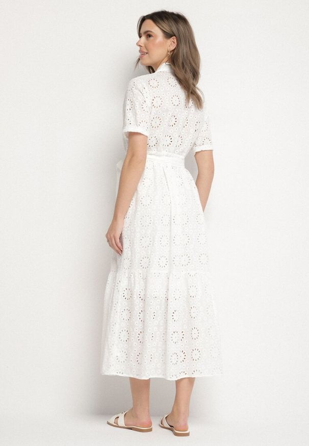 Born2be - Biała Bawełniana Sukienka Koszulowa z Wiązanym Paskiem Zdobiona Haftem Efriselle. Okazja: na co dzień. Typ kołnierza: kołnierzyk klasyczny. Kolor: biały. Materiał: bawełna. Wzór: aplikacja, haft. Typ sukienki: koszulowe. Styl: klasyczny, casual, elegancki