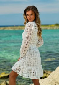 Renee - Biała Taliowana Sukienka z Koronką i Falbaną na Dole Kamora. Kolor: biały. Materiał: koronka. Wzór: koronka #5