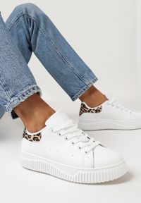 Born2be - Biało-Brązowe Sneakersy ze Żłobieniami na Płaskiej Podeszwie z Metaliczną Wstawką Granuse. Kolor: biały. Materiał: jeans. Obcas: na płaskiej podeszwie #1
