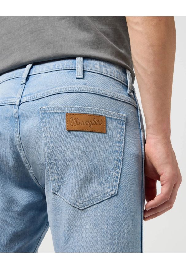 Wrangler - WRANGLER BRYSON MĘSKIE SPODNIE JEANSOWE JEANSY DŻINSY WHISPER BLUE 112350859 W14X017967