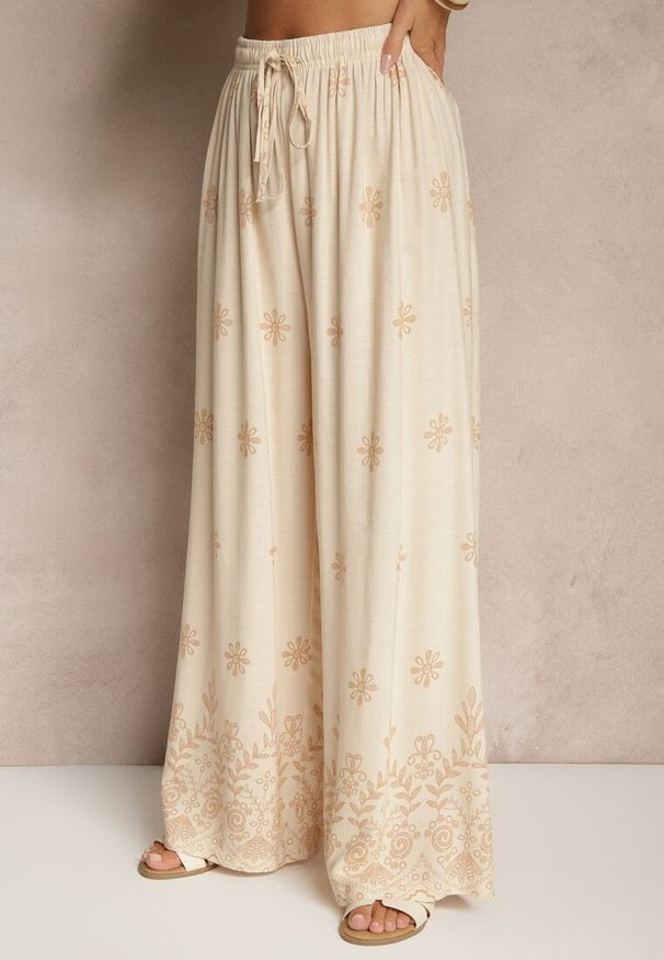 Renee - Beżowy Komplet z Wiskozy Spodnie i Bluzka Ozdobiona Wiązaniem Lunarelis. Kolor: beżowy. Materiał: wiskoza. Wzór: aplikacja