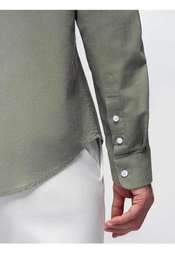 Ombre Clothing - Męska koszula lniana ze stójką i kieszenią REGULAR FIT – khaki V6 OM-SHCS-0161 - XXL. Okazja: na co dzień. Typ kołnierza: kołnierzyk stójkowy. Kolor: brązowy. Materiał: len. Długość rękawa: długi rękaw. Długość: długie. Sezon: lato, wiosna. Styl: casual