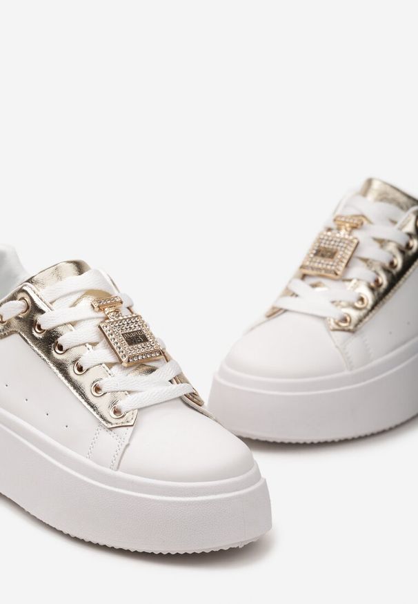 Born2be - Biało-Złote Sneakersy z Metaliczną Ozdobą z Cyrkoniami przy Sznurówkach Awenttes. Okazja: na co dzień. Kolor: biały. Wzór: aplikacja