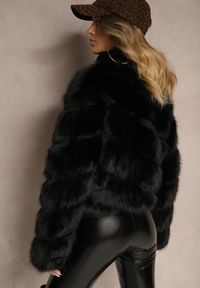 Renee - Czarna Futrzana Kurtka o Krótkim Kroju Zapinana na Haftki Alorith. Okazja: na co dzień. Kolor: czarny. Materiał: futro. Długość: krótkie. Styl: casual, elegancki