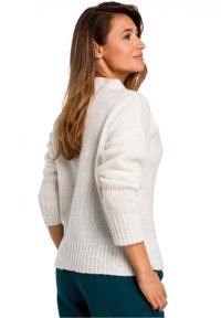 Polskie swetry - Sweter damski wełniany ciepły krótki z okrągłym dekoltem ecru kremowy. Typ kołnierza: golf. Kolor: kremowy. Materiał: wełna. Długość: krótkie. Styl: klasyczny, elegancki #2